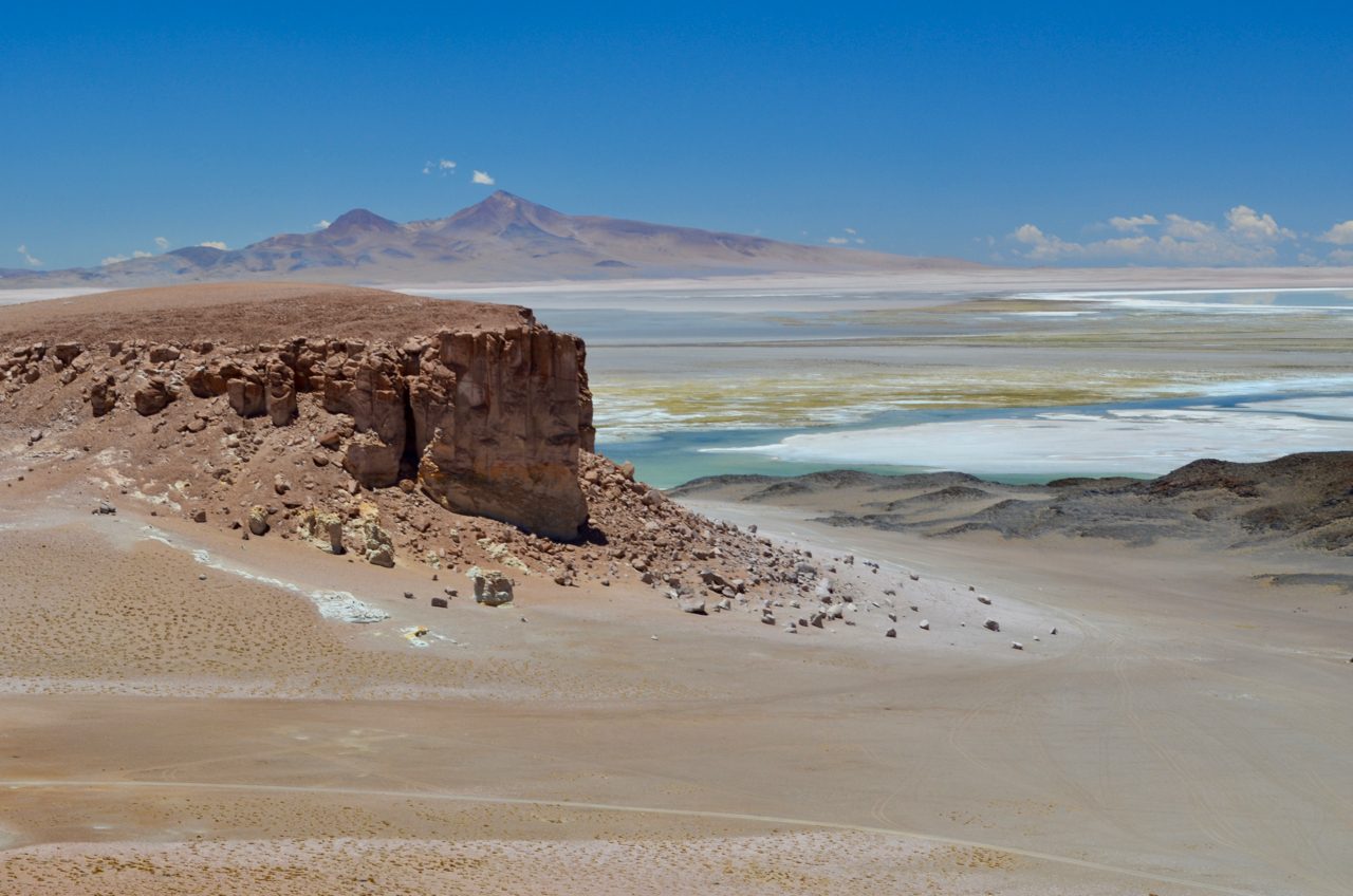 Mirante sobre o Salar, formações rochosas em primeiro plano