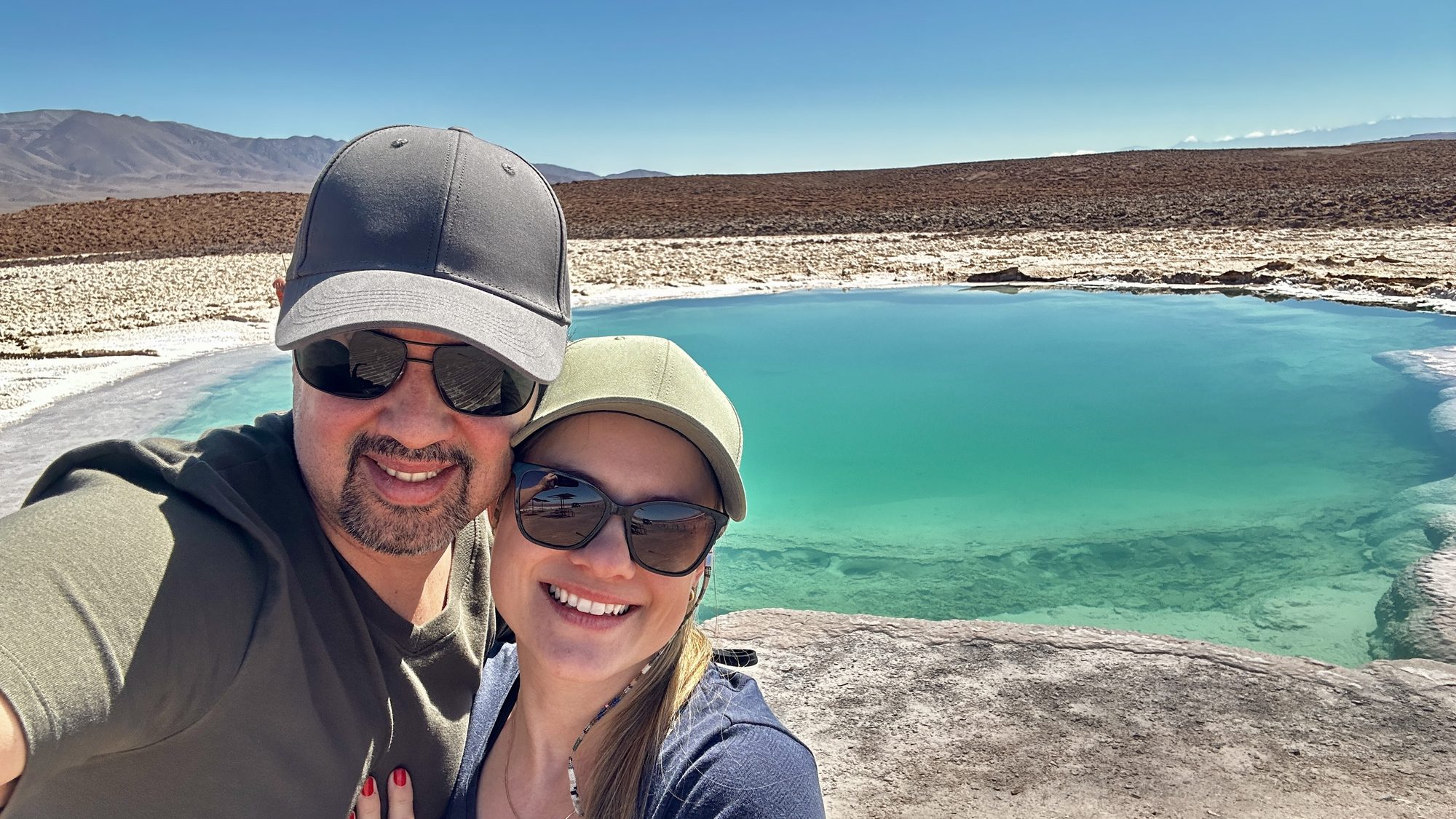 Jeff e Mity em uma piscina termal turquesa, Atacama, 2025