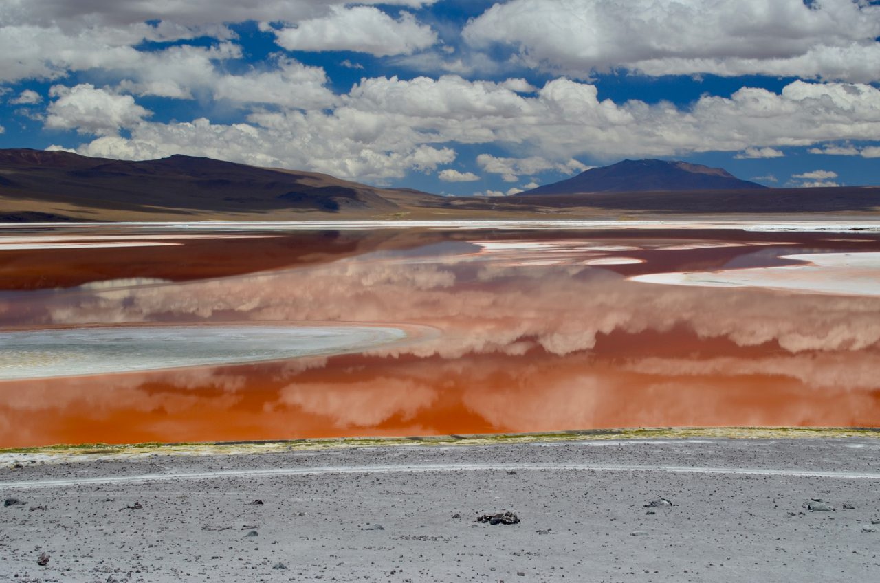 Laguna Colorada refletindo nuvens
