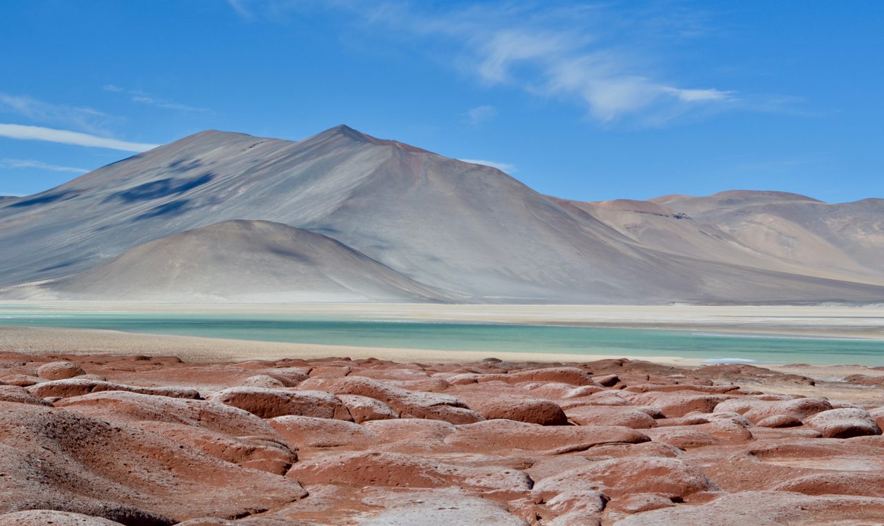Piedras Rojas, formação rochosa vermelha com lagoa turquesa