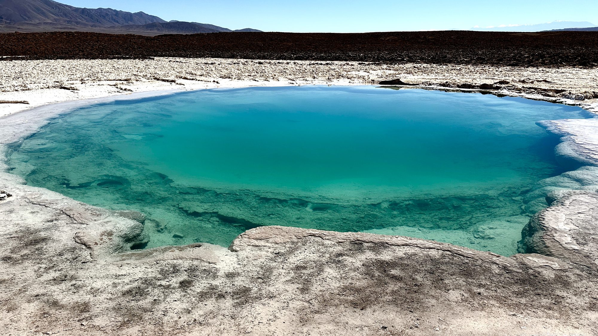 Piscina termal de água turquesa cristalina