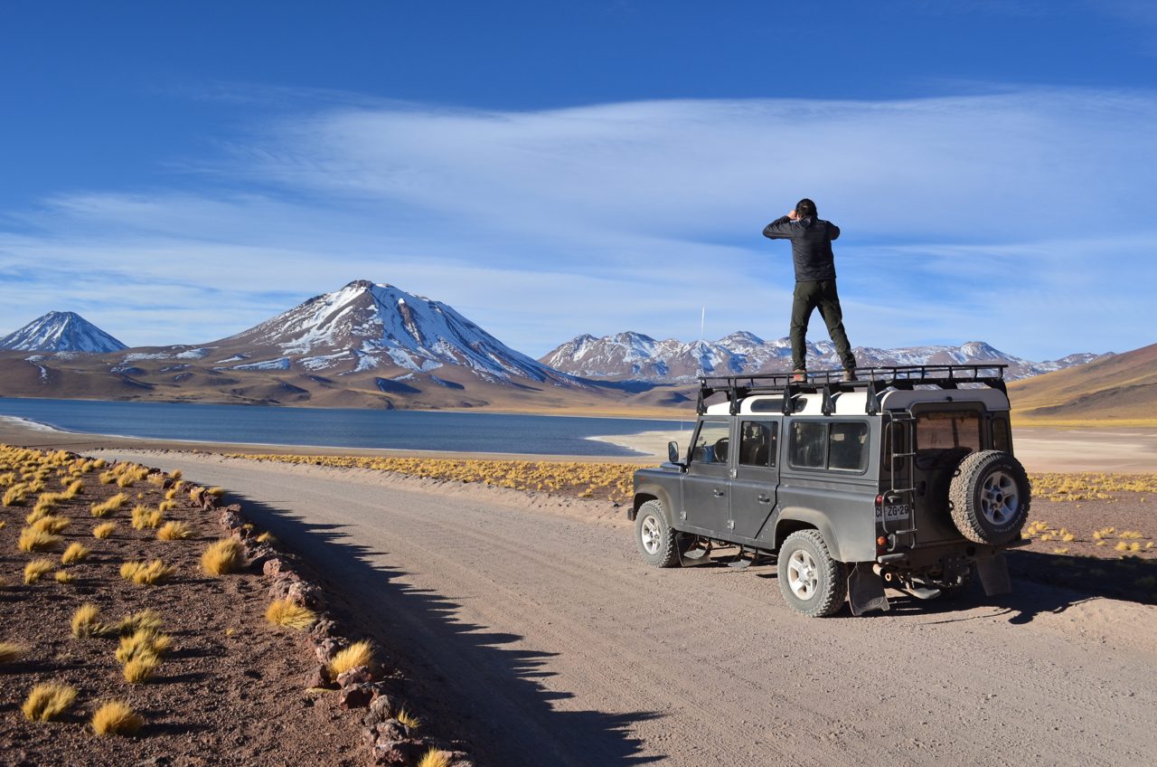 Jeff fotografando a Laguna Miñiques em cima de uma Land Rover