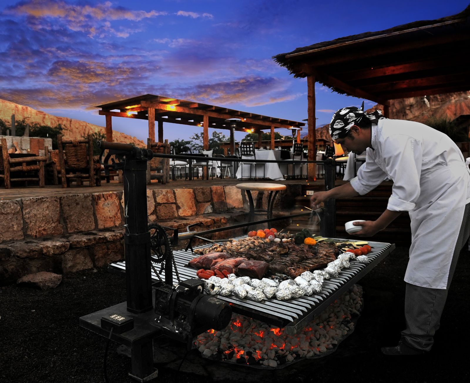 Churrasqueiro no Quincho do hotel ao entardecer