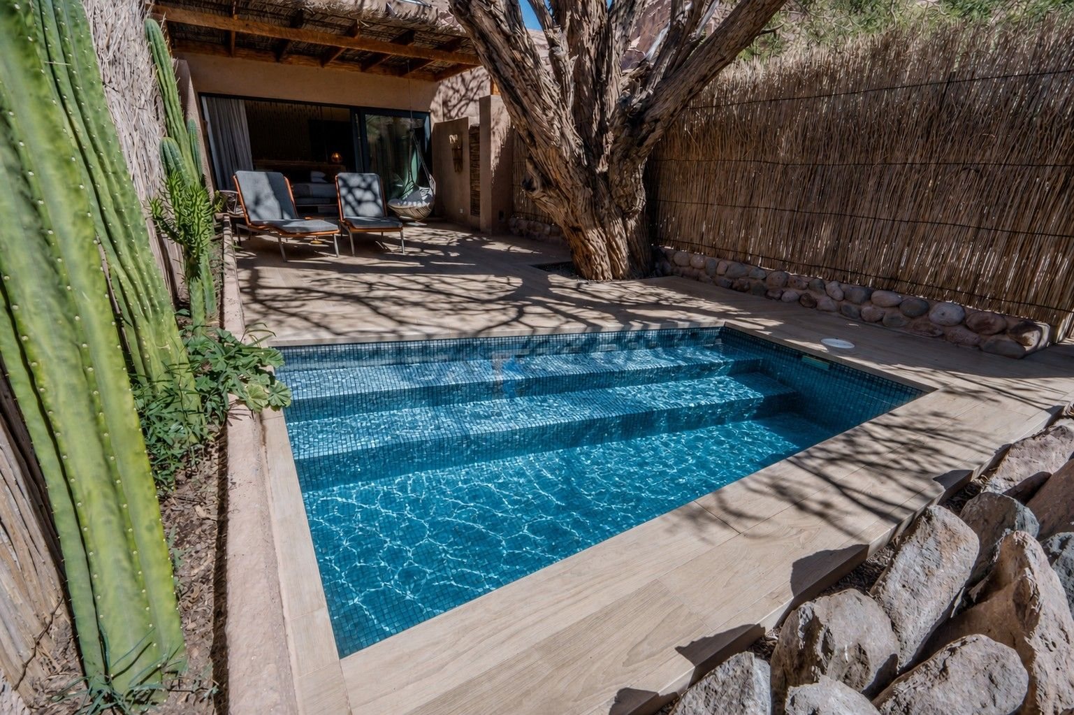 Terraço da Suíte Tilo com piscina privativa aquecida