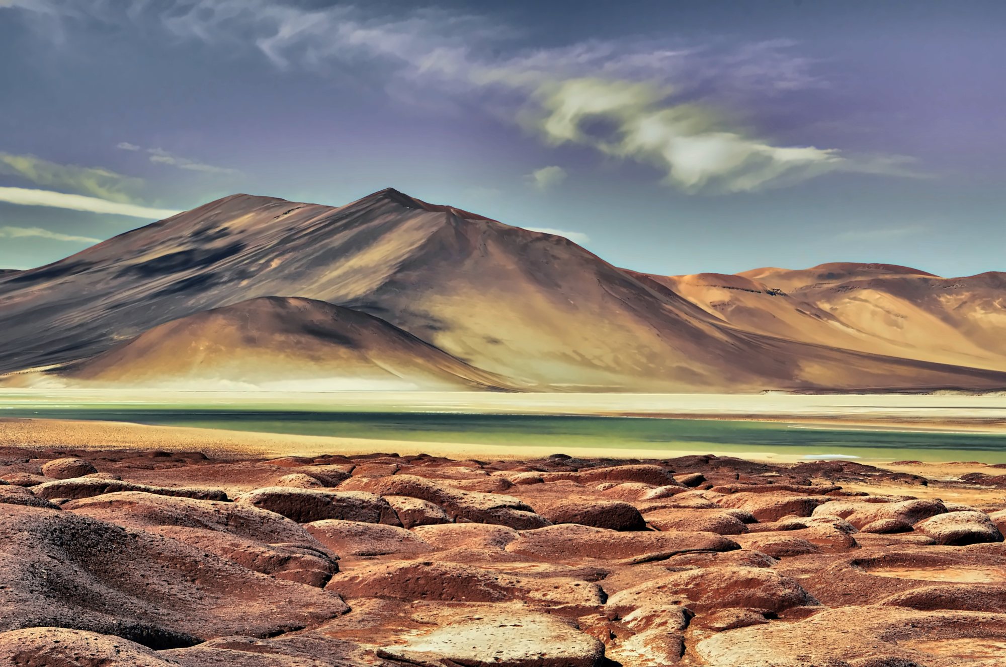 Piedras Rojas, rocha vulcânica vermelha e laguna verde